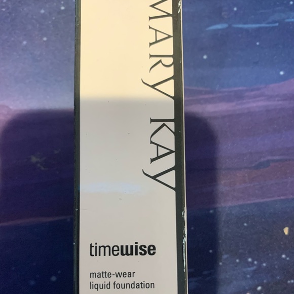 Mary Kay Matte Liquid Foundation. Beige 7